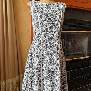 NWT Adrianna Papell Sleeveless Denim Blue/Ivory Snakeskin Pattern Sheath Dress